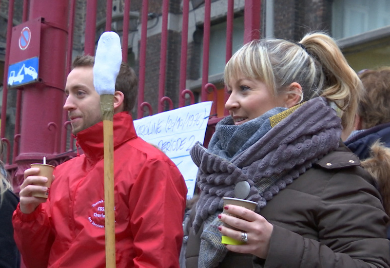 Ras-le-bol des enseignants: "Action conton-tige" devant l'Athénée Vauban à Charleroi