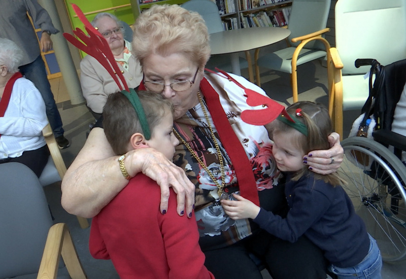 Rencontre intergénérationel : les résidents du Chalon fêtent Noël 