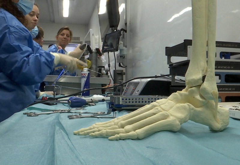 Un camion mobile de chirurgie fait escale à Charleroi, à l'hôpital Civil Marie Curie