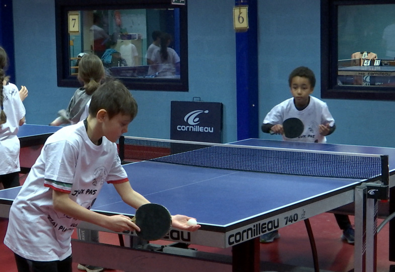 Thuin : initiation au tennis de table avec des athlètes paralympiques