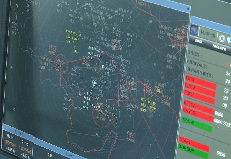 Nos aéroports recherchent des contrôleurs aériens. Découverte d'un métier passionnant