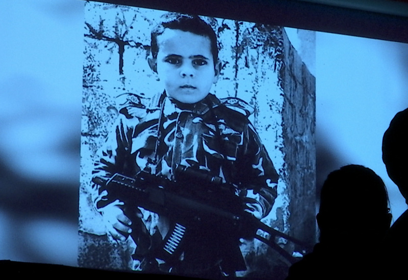 Les élèves de l'Athénée de Marchienne-au-Pont sur scène pour la pièce "Yvonne Vieslet, les enfants dans la guerre"