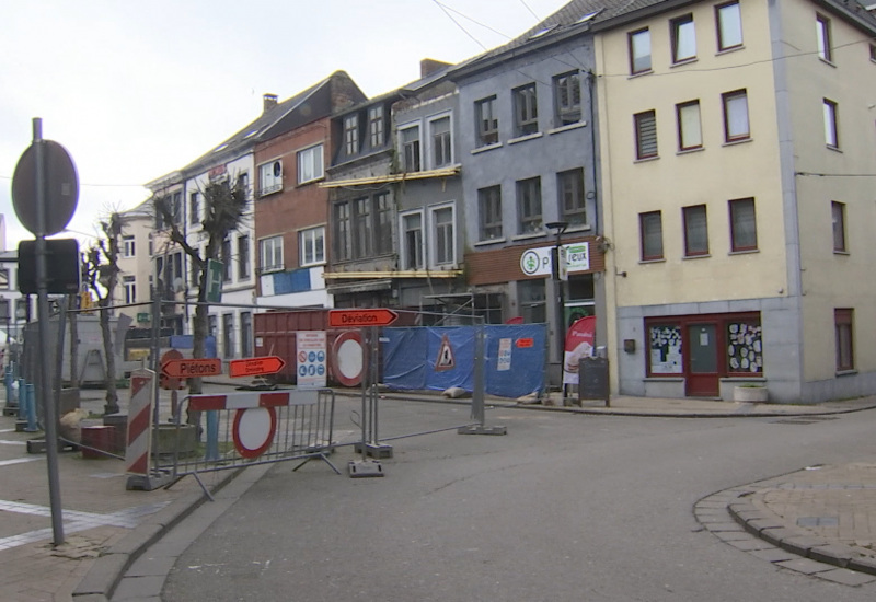 Fleurus : La démolition de deux bâtiments dans le centre-ville engendre des soucis de circulation 