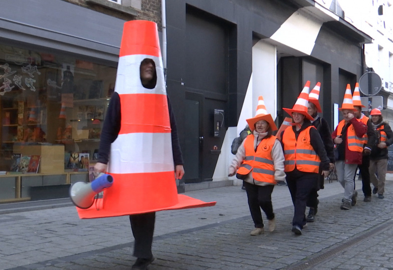 Un cône géant dans le cortège du carnaval