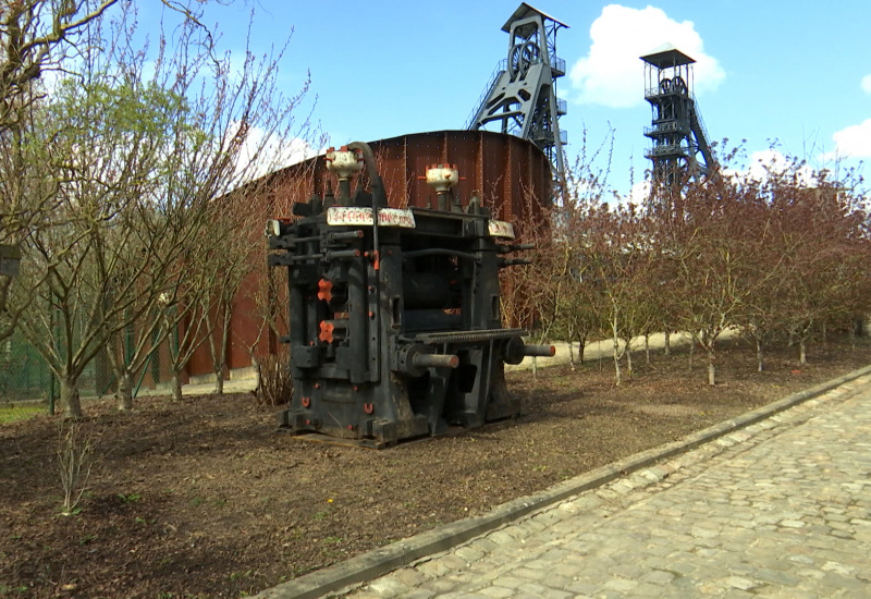 Une ancienne cage de laminoir trône désormais au Bois du Cazier  !