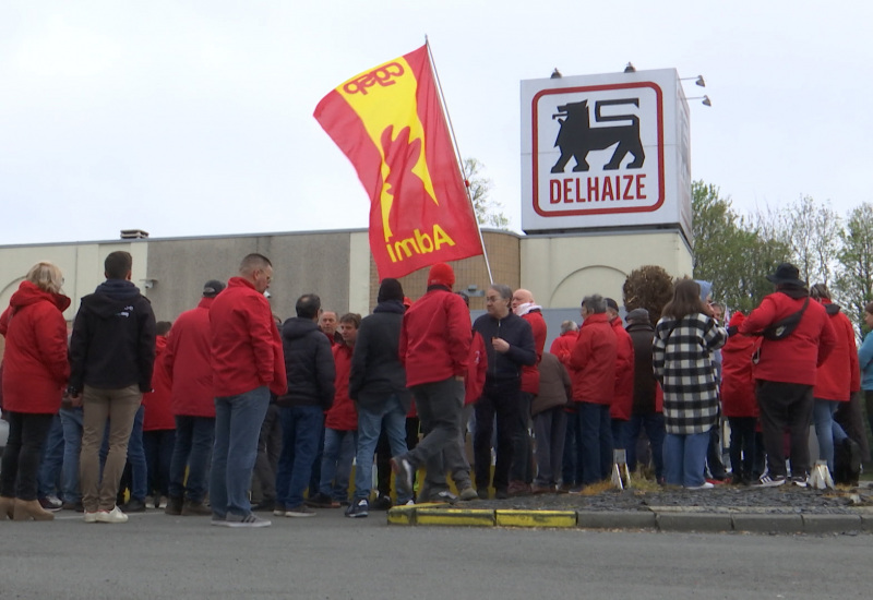 Des huissiers devant le Delhaize de Marcinelle