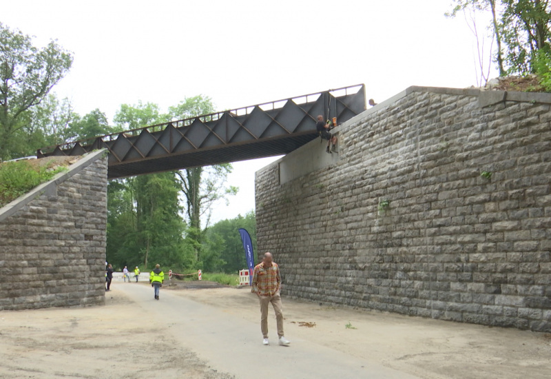 La passerelle a été posée à la jonction de la Batte