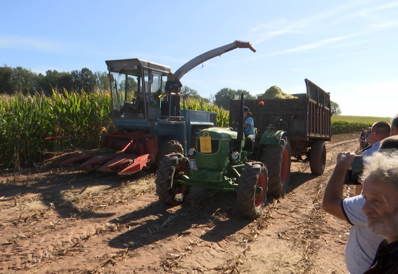 De vieilles machines à l'oeuvre pour l'ensilage à Thuin