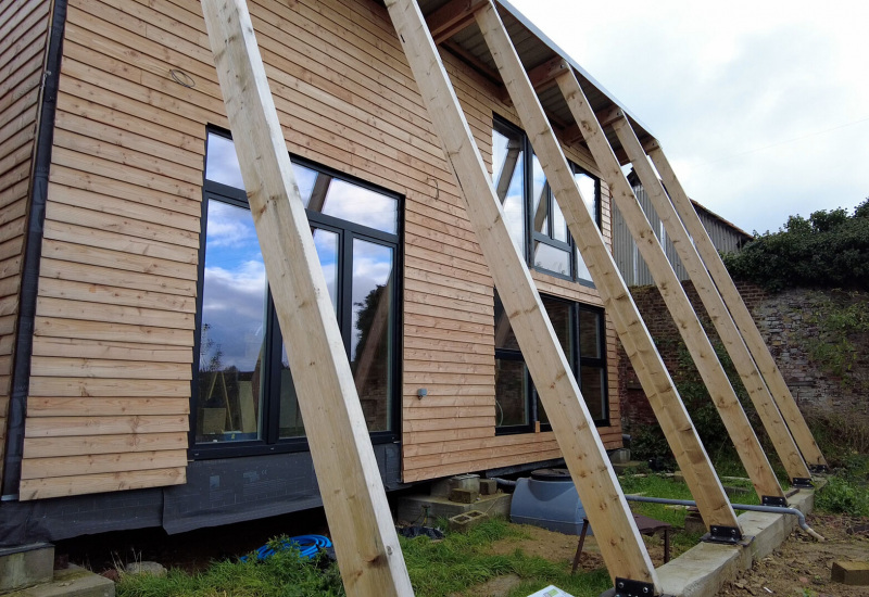 Porte ouverte écobâtisseurs : une maison en paille, bois et terre à Piéton