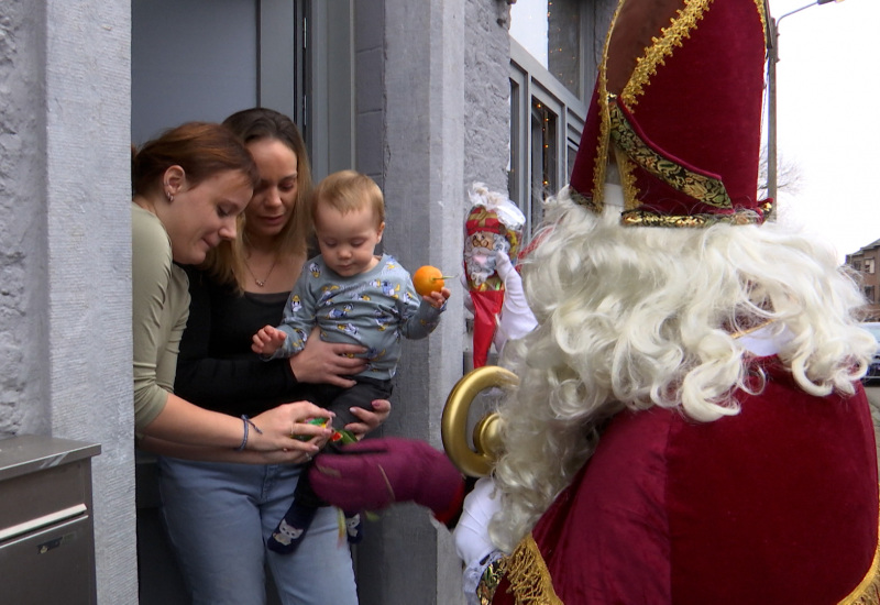 Saint-Nicolas a rendu visite aux familles défavorisées de Charleroi 