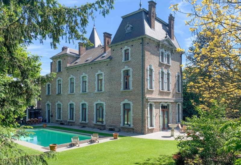 Ce magnifique château du 19ème siècle, situé à Lodelinsart, est à vendre