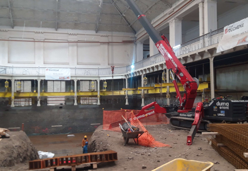 Travaux du futur campus universitaire de Charleroi : Un trou béant sous l'ancienne salle des musées industriels (vidéo)