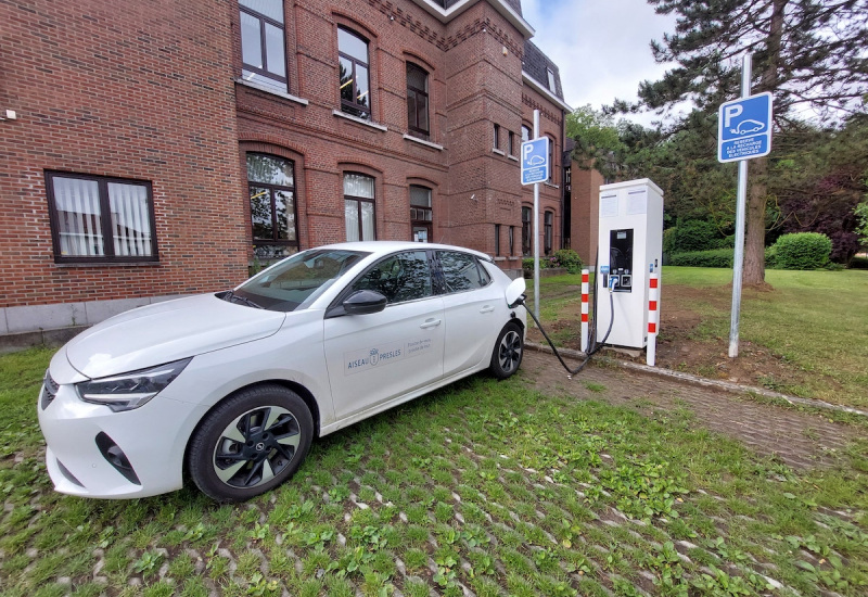 Véhicule électrique: des stations de recharge tous les 60 km d’ici 2026