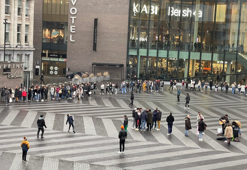 Charleroi : une foule de fans pour la séance de dédicace de Loïc Nottet à la librairie Molière