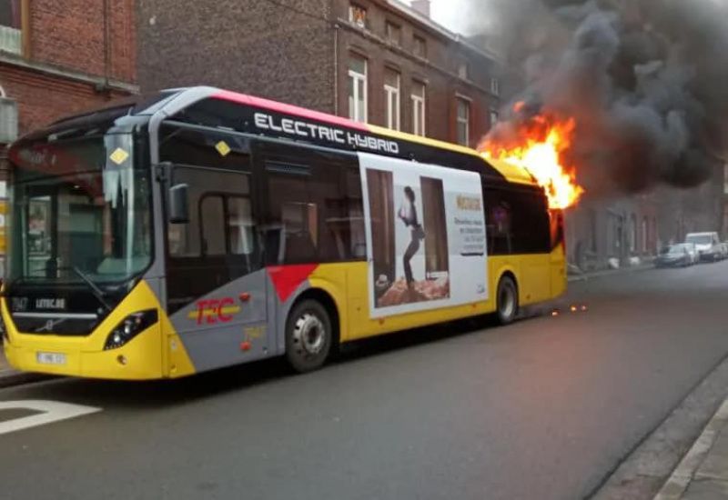 Un bus hybride du Tec Charleroi prend feu