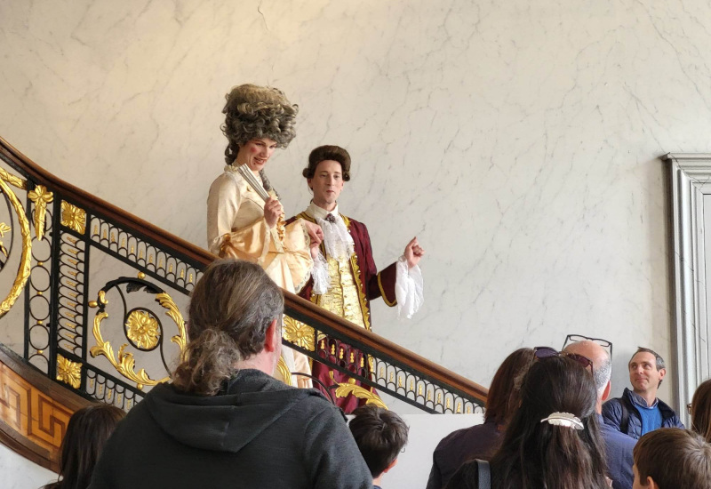 Visitez le château de Seneffe d'une façon ludique, accompagné de deux comédiens
