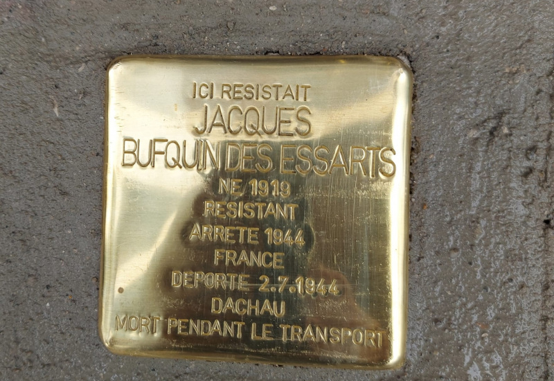 Un pavé de mémoire posé en hommage à Jacques Bufquin des Essarts, un résistant carolo