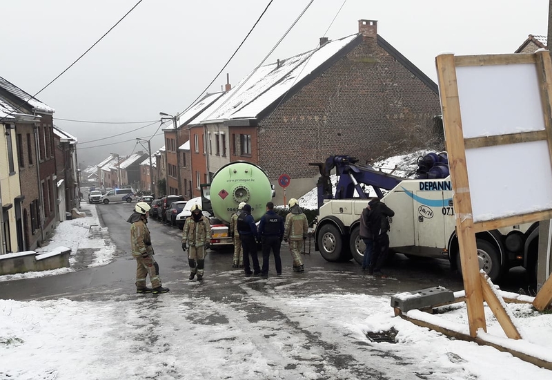 Viesville: camion rempli de gaz rate son virage à cause du verglas 