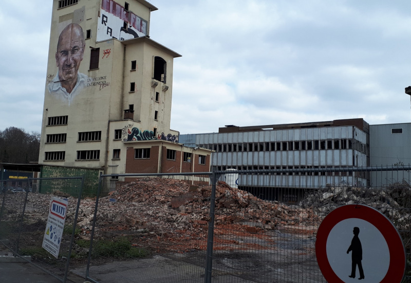 Charleroi:  Démolition des bâtiments autour de la tour Interbéton 