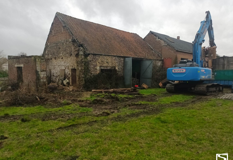 INFO TELESAMBRE | Sars-la-Buissière: la destruction de la maison de Marc Dutroux a débuté ce lundi