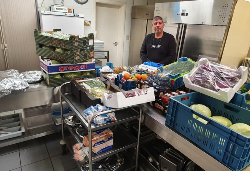 l'Athènes Plaza ferme et distribue son surplus au Resto du Coeur