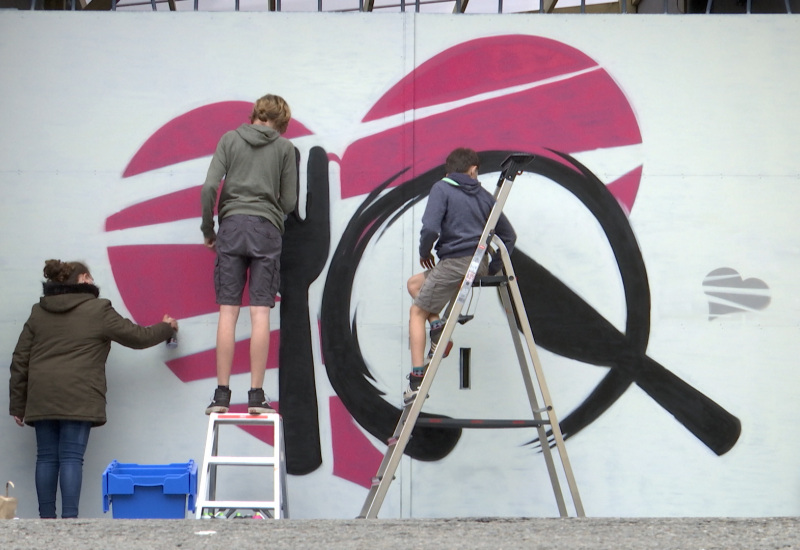 Un graffiti pour relooker l'entrée du Resto du Coeur de Charleroi !