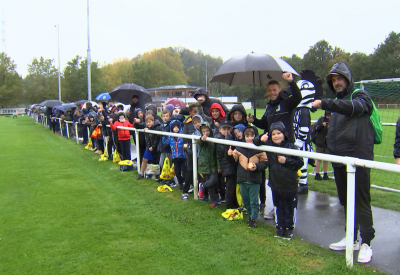 Plus de 200 personnes ont assisté à l'entraînement des Zèbres, dont de nombreux jeunes