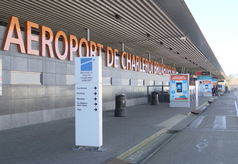 Cinq policiers blessés à l'aéroport de Charleroi, qui restera fermé mercredi