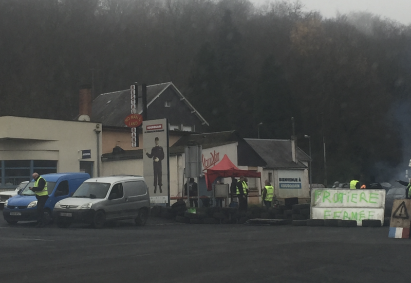 La frontière bloquée par des gilets jaunes à Macquenoise