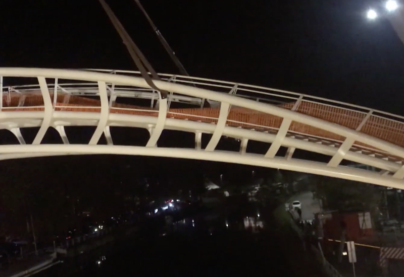 Une passerelle piétonne de 40 tonnes placée durant la nuit à Thuin