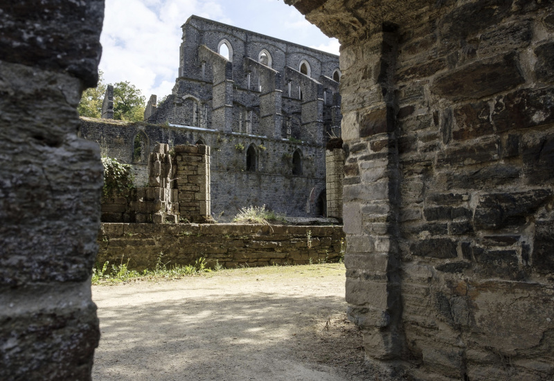 Villers-la-Ville: reconstruction des arcades de l’Abbaye 