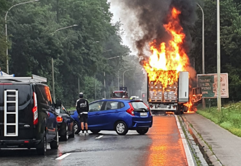 Un camion en feu sur la N5 à Gerpinnes : la chaussée fermée