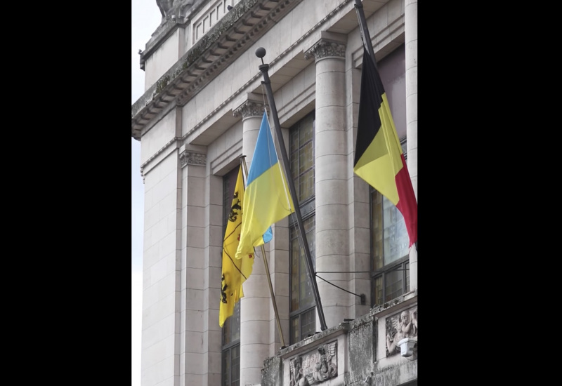 Le drapeau ukrainien flotte sur l’Hôtel de Ville de Charleroi