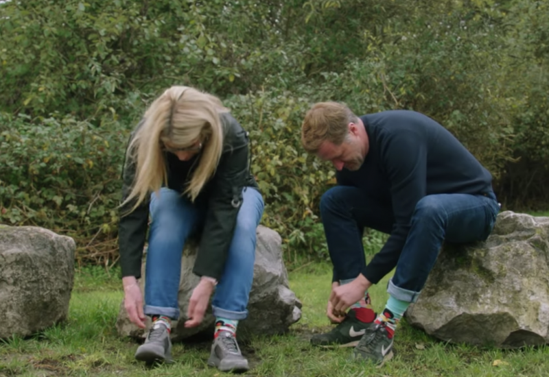 Des élus locaux enfilent des chaussettes en soutien à la recherche contre la mucoviscidose