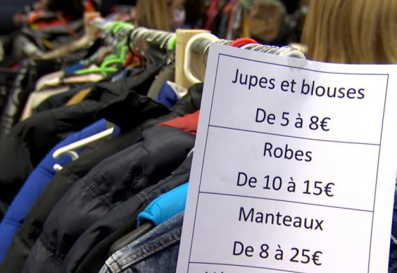 Vide-dressing à l'école Saint-Paul de Mont-sur-Marchienne