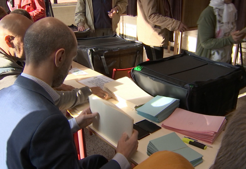 Ambiance dans un bureau de vote