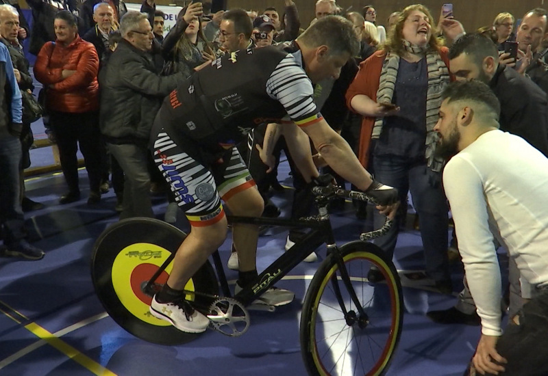 Record du monde du surplace sur un vélo battu par un carolo
