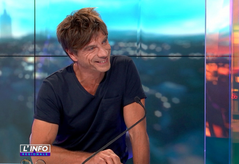 Elliot est de retour en terres carolos pour son nouveau spectacle en hommage à Raymond Devos