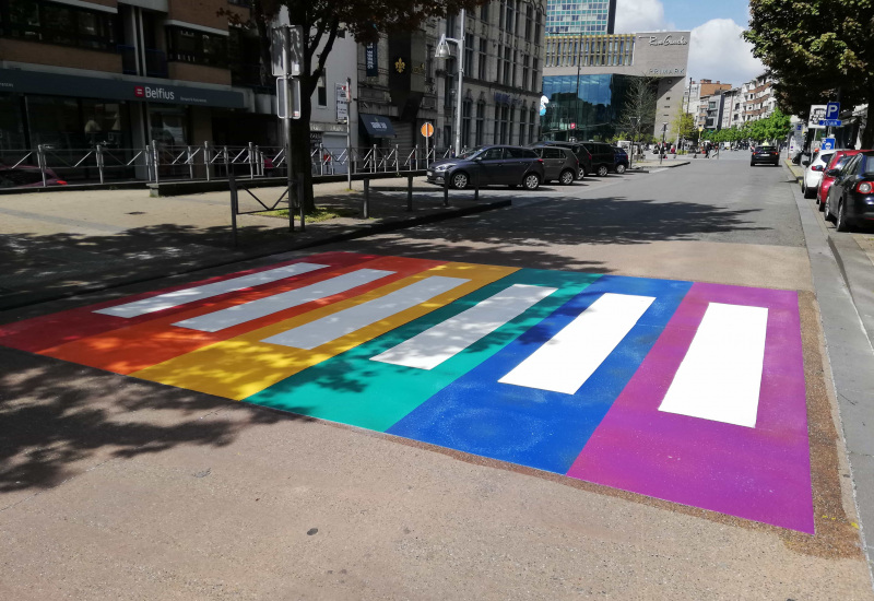 Charleroi : un passage piétons aux couleurs du drapeau arc-en-ciel LGBTQIA+