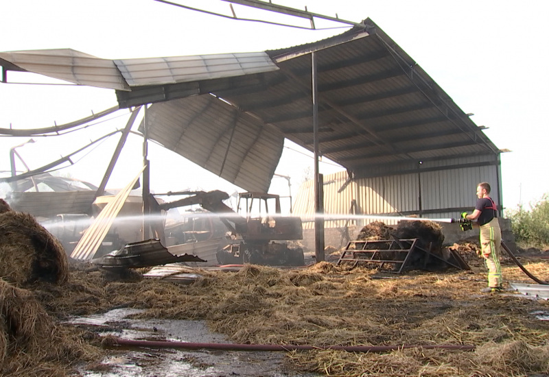 Impressionnant incendie dans une ferme à Leernes