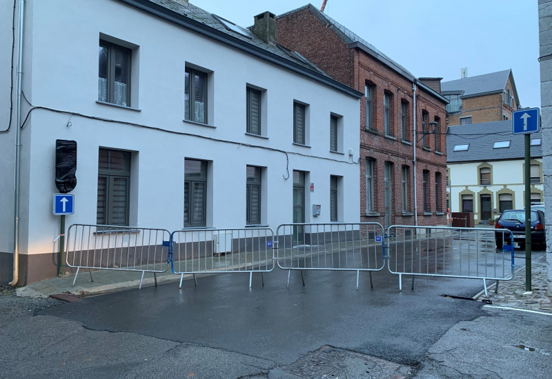 Thuin : installation temporaire de barrières Nadar à la rue de l'Hôpital pour la mobilité des bus