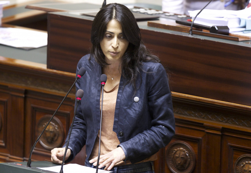 La députée fédérale Özlem Özen appelle à la levée de l’obligation du port du masque en rue