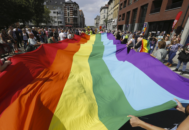 Charleroi : un passage piétons aux couleurs du drapeau arc-en-ciel LGBTQI+