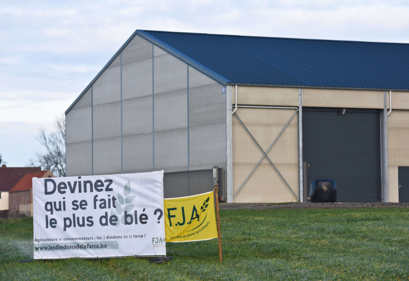 Distribution de lait au Bultia, les jeunes agriculteurs se mobilisent