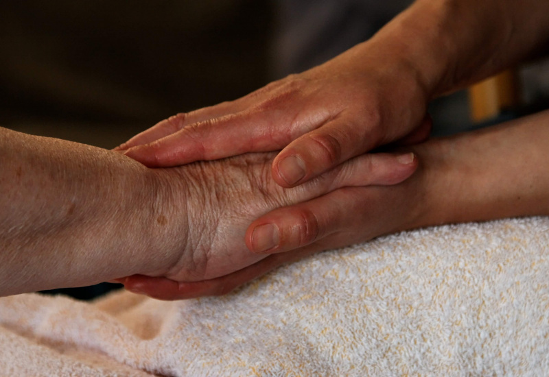 Une infirmière d'une maison de repos et de soins carolo rompt le silence! 