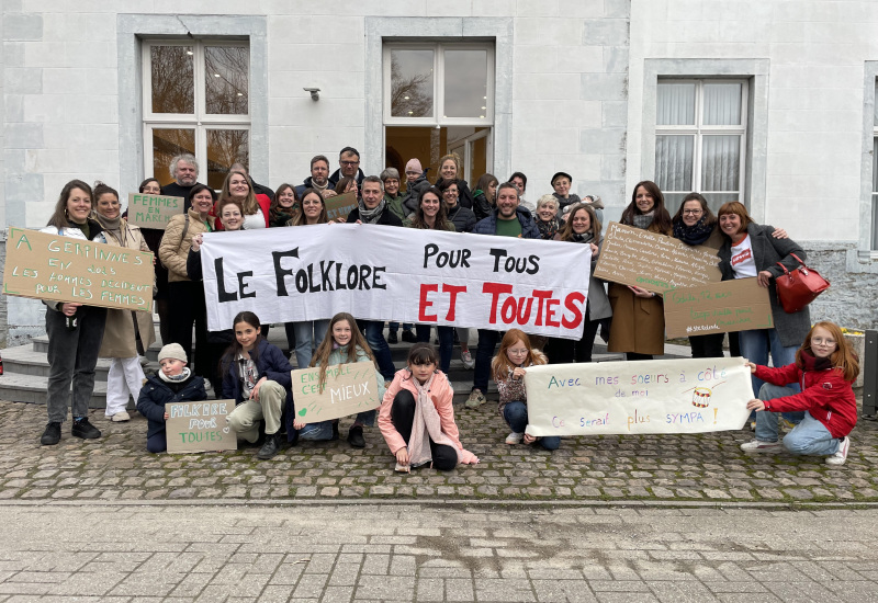 Le collectif "Femmes en marche" manifeste devant la commune de Gerpinnes 