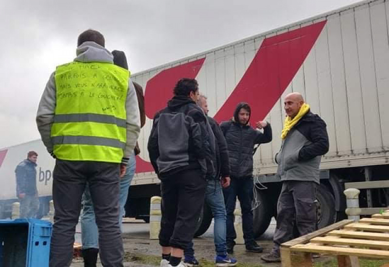 Des gilets jaunes bloquent le centre de tri postal de Fleurus