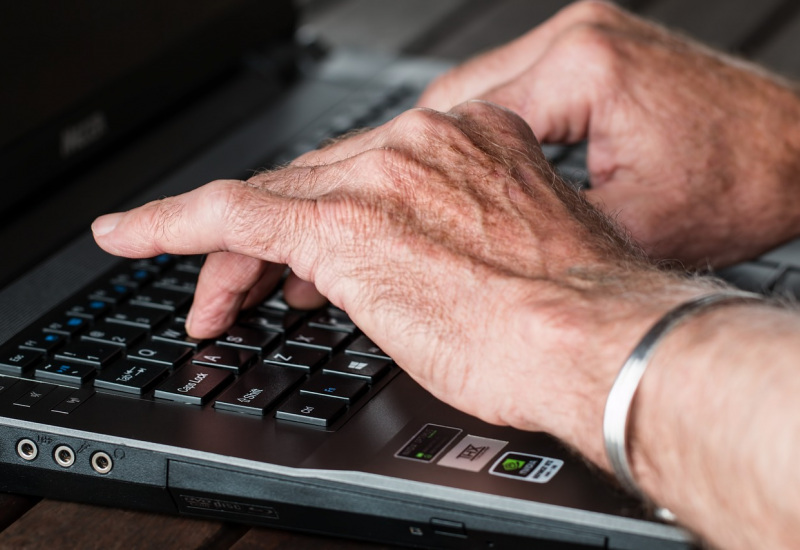 "Ateliers CyberT'chats", une séance de découverte à l'informatique pour seniors à Chapelle-lez-Herlaimont