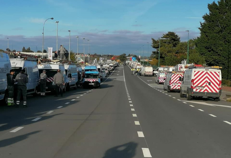 Grève spontanée chez Ores : une centaine de véhicules devant le siège de Gosselies !