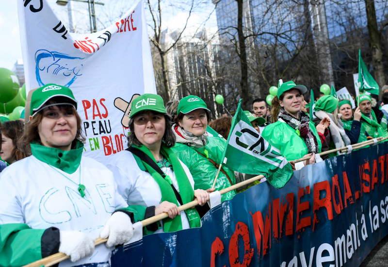 Le non-marchand dans les rues de Charleroi aussi